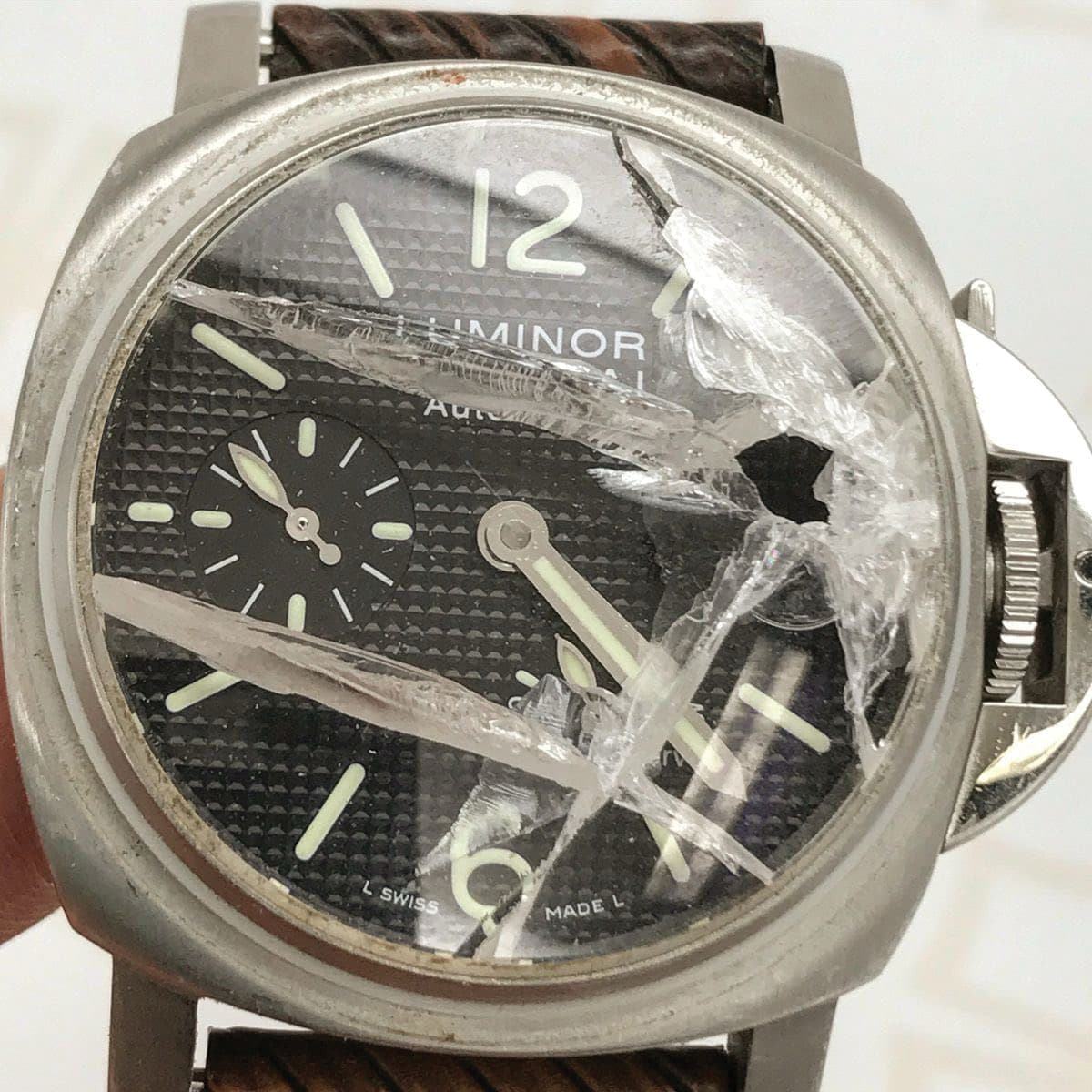 Αντικατάσταση κρυστάλλων και ζελατίνων για κάθε είδος και τύπο ρολογιού.